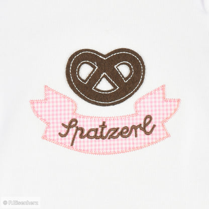 Babybody im Trachtenlook mit Brezel-Applikation und Stickerei „Spatzerl“ auf rosa Vichykaro, Babytracht von P. Eisenherz