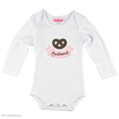 Langarmbody Baby im Trachtenlook mit Brezel-Applikation und Stickerei „Spatzerl“ auf rosa Vichykaro, Babytracht von P. Eisenherz