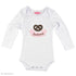 Langarmbody Baby im Trachtenlook mit Brezel-Applikation und Stickerei „Spatzerl“ auf rosa Vichykaro, Babytracht von P. Eisenherz