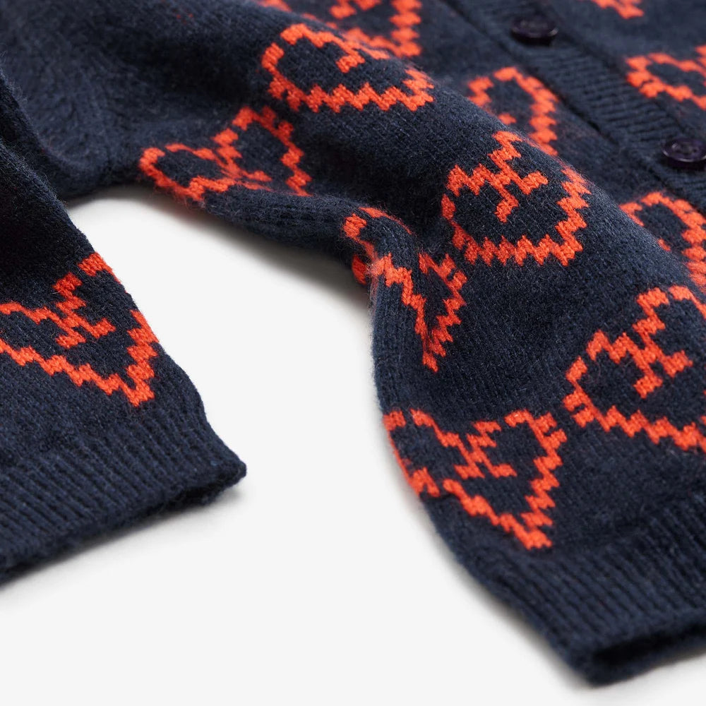 Detailansicht Baby Cardigan LITTLE HEARTLINE von PAPA LOBSTER mit feiner Herz-Outline-Intarsie aus Kaschmir