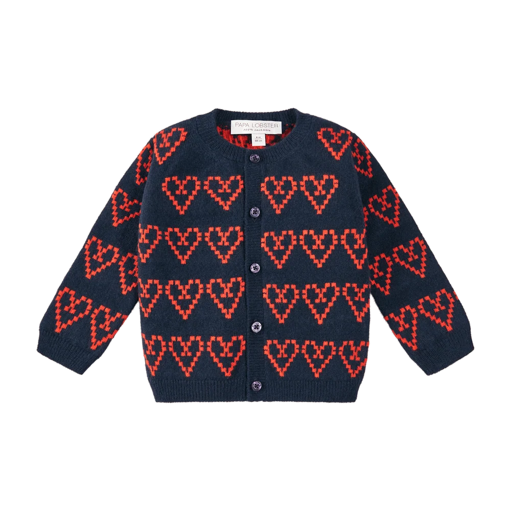 Baby Cardigan LITTLE HEARTLINE von PAPA LOBSTER in Blau mit roten Herz-Details aus 100 % Kaschmir