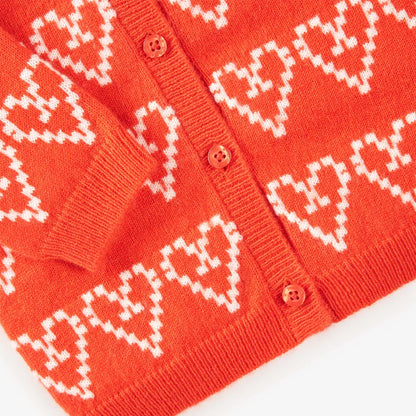 Detailansicht Baby Cardigan LITTLE HEARTLINE von PAPA LOBSTER mit feiner Herz-Outline-Intarsie aus Kaschmir