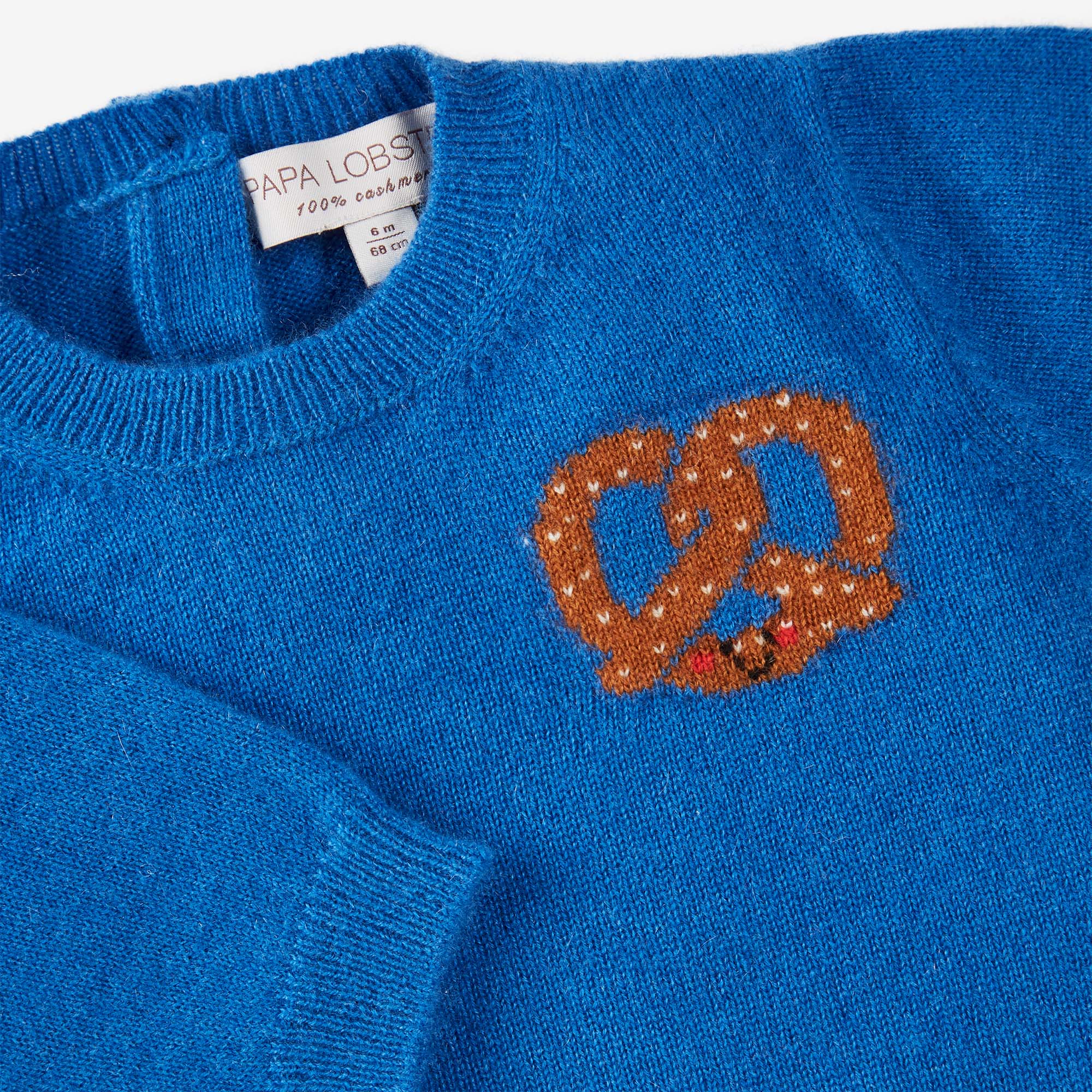 Detailansicht: Kaschmirpullover Brezel von PAPA LOBSTER in Königsblau mit kleiner Brezel auf der Brust für Babys und Kinder