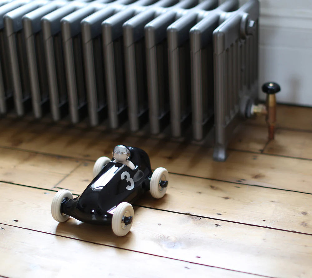 Bruno Chrome Playforever Spielauto – schwarzes Retro-Rennauto mit Startnummer 3, weißen Gummireifen, Sammler-Spielzeug