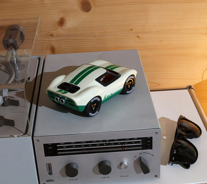 Playforever Ken Cline Rennwagen – cremeweißes Spielzeugauto mit grünen Rallye-Streifen, schönes Geschenk für Kinder