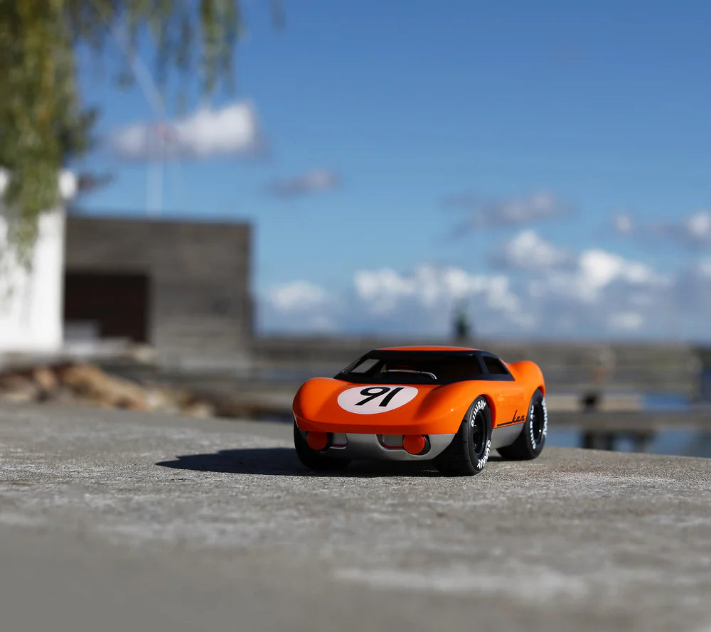 Playforever Ken Gibson Spielzeugauto in knalligem Orange, Retro-Rennwagen für Kinder und Designobjekt fürs Kinderzimmer