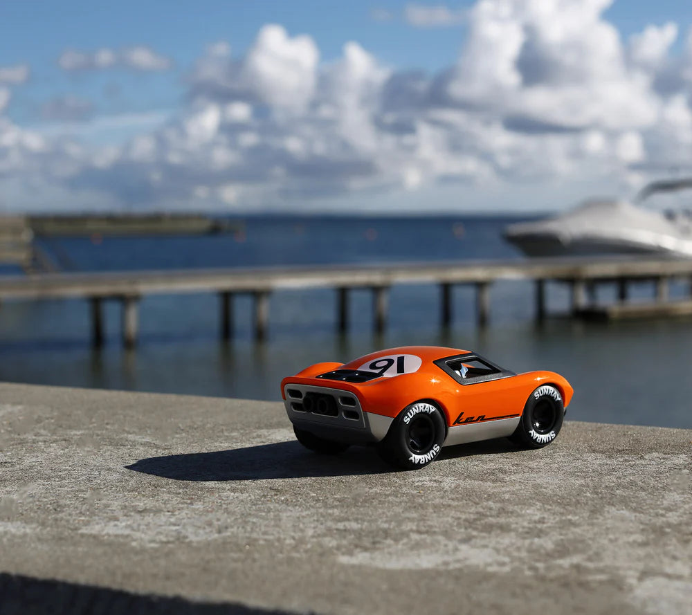 Playforever Ken Gibson Spielzeugauto in knalligem Orange, Retro-Rennwagen für Kinder und Designobjekt fürs Kinderzimmer
