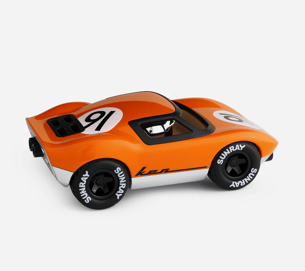 Playforever Ken Gibson Spielzeugauto in knalligem Orange, Retro-Rennwagen für Kinder und Designobjekt fürs Kinderzimmer