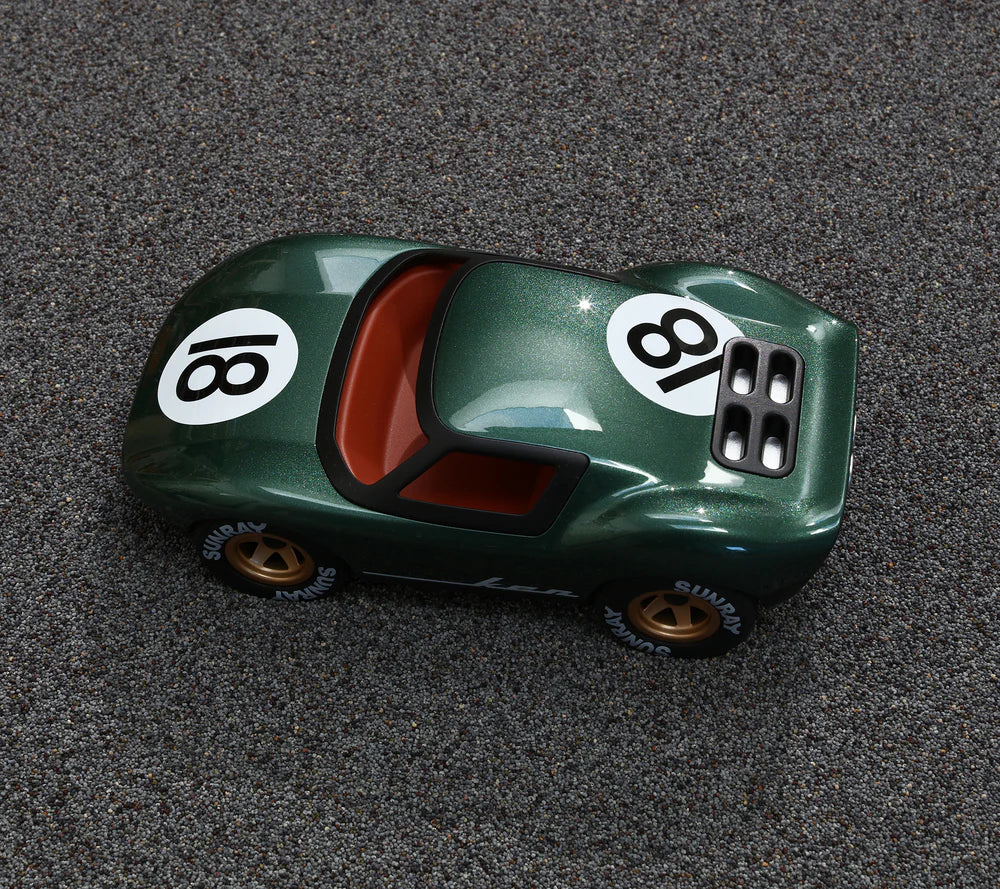 Playforever Ken Rodgers in metallic-dunkelgrün mit „18“ – robustes Rennwagen-Spielzeug und Dekoobjekt fürs Kinderzimmer