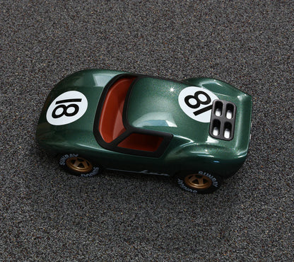 Playforever Ken Rodgers in metallic-dunkelgrün mit „18“ – robustes Rennwagen-Spielzeug und Dekoobjekt fürs Kinderzimmer