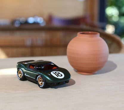 Playforever Ken Rodgers in metallic-dunkelgrün mit „18“ – robustes Rennwagen-Spielzeug und Dekoobjekt fürs Kinderzimmer