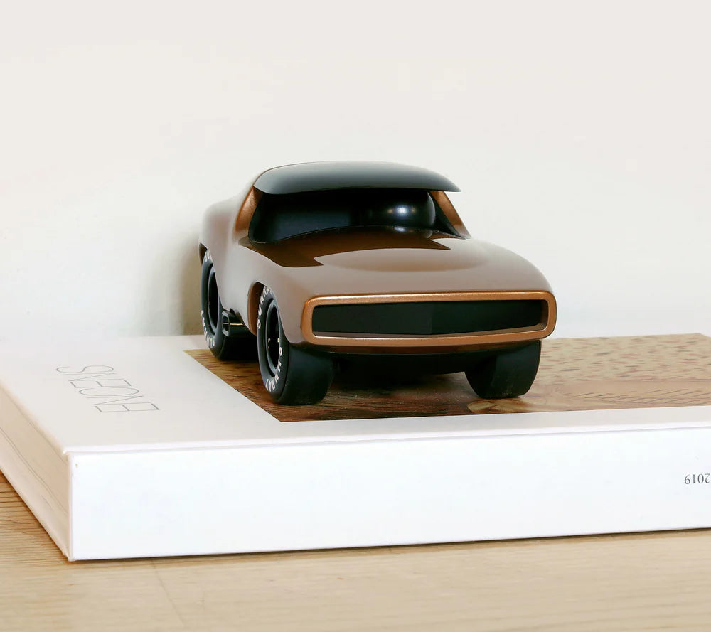 Playforever Leadbelly Burnside Kinder-Spielauto im Retro-Muscle-Car-Stil mit breiten Rädern und glänzender Karosserie