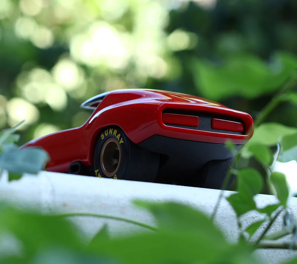 Playforever Leadbelly Vincent Kinder-Spielauto im Retro-Muscle-Car-Stil mit breiten Rädern und glänzender Karosserie.