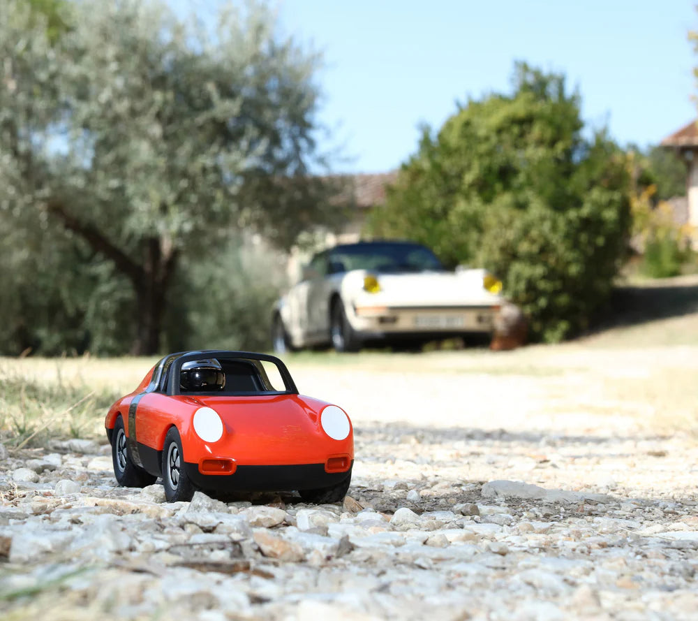 Playforever Luft Biba Spielzeugauto in Orange, robustes Retro-Design mit weich rollenden Rädern bei Nica&