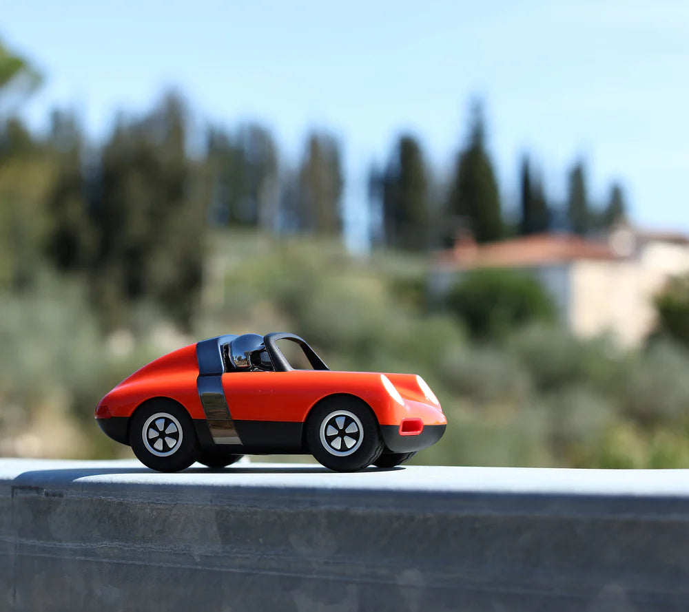 Playforever Luft Biba Spielzeugauto in Orange, robustes Retro-Design mit weich rollenden Rädern bei Nica&