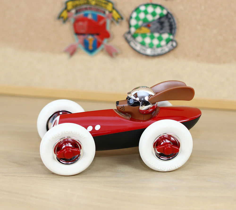 Rotes Rufus Spielauto mit Startnummer 3, weißen Gummireifen, stromlinienförmigem Design und Hundemotiv.