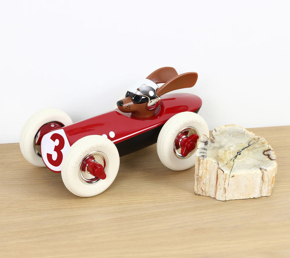 Rotes Rufus Spielauto mit Startnummer 3, weißen Gummireifen, stromlinienförmigem Design und Hundemotiv.