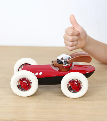 Rotes Rufus Spielauto mit Startnummer 3, weißen Gummireifen, stromlinienförmigem Design und Hundemotiv.