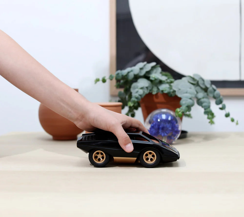 Playforever UFO Cannone - futuristisches 70er-Spielzeugauto mit kantigem Design, flacher Silhouette und V12-Motor-Optik