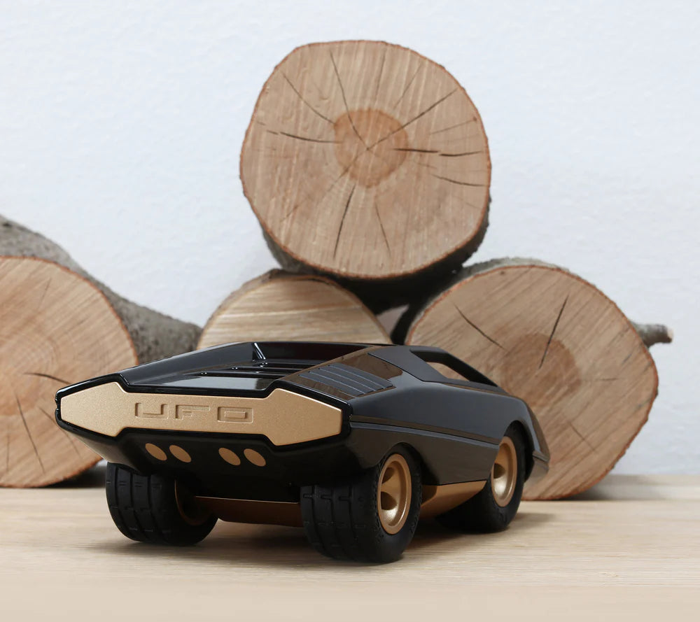 Playforever UFO Cannone - futuristisches 70er-Spielzeugauto mit kantigem Design, flacher Silhouette und V12-Motor-Optik