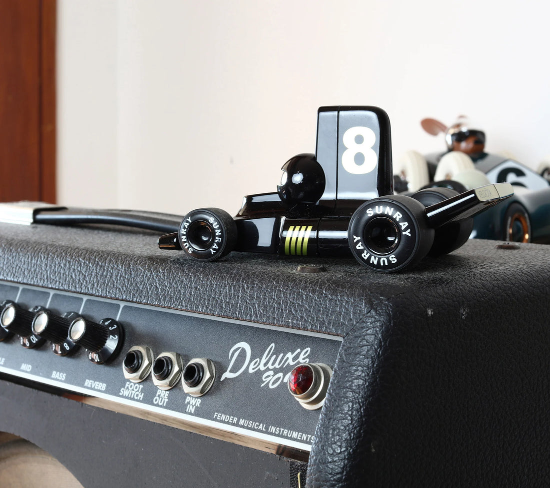 Schwarzes Velocita Emilio Kinder-Spielauto mit goldener Startnummer 8, Geschenk für Jungen und Deko fürs Kinderzimmer