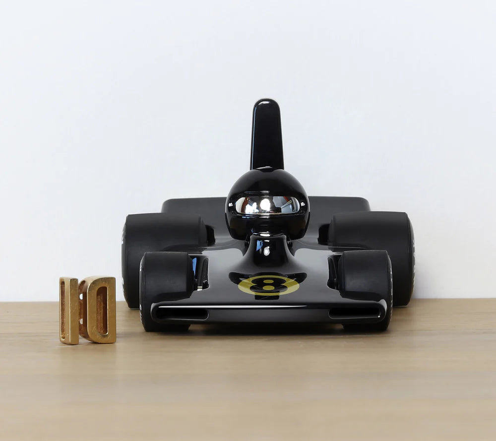 Schwarzes Velocita Emilio Kinder-Spielauto mit goldener Startnummer 8, Geschenk für Jungen und Deko fürs Kinderzimmer