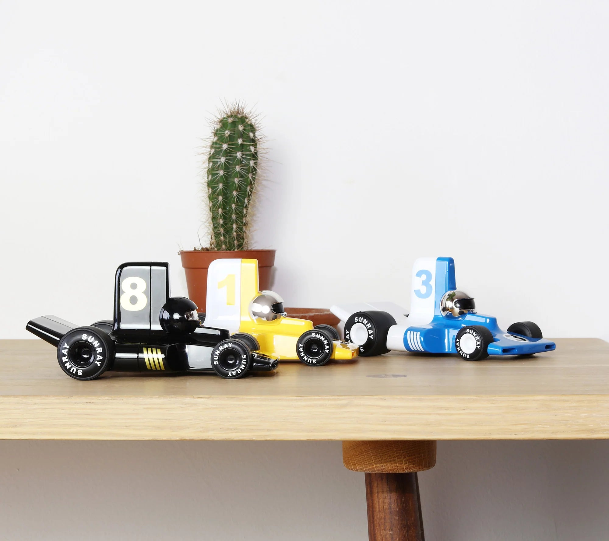 Schwarzes Velocita Emilio Kinder-Spielauto mit goldener Startnummer 8, Geschenk für Jungen und Deko fürs Kinderzimmer