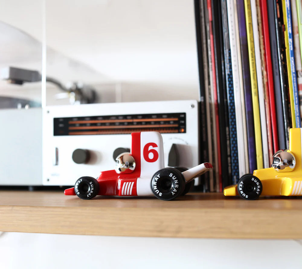 Rotes Velocita Jean Kinder-Spielauto mit Startnummer 6, Geschenk für Jungen und Deko fürs Kinderzimmer