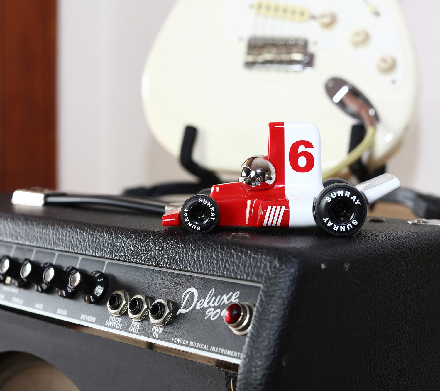 Rotes Velocita Jean Kinder-Spielauto mit Startnummer 6, Geschenk für Jungen und Deko fürs Kinderzimmer