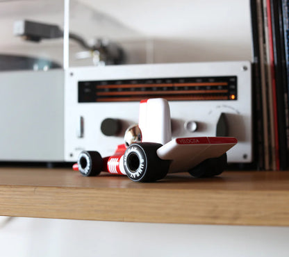 Rotes Velocita Jean Kinder-Spielauto mit Startnummer 6, Geschenk für Jungen und Deko fürs Kinderzimmer