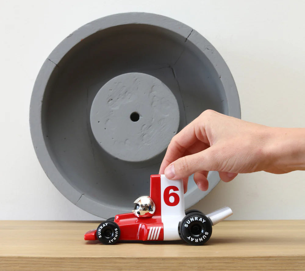 Rotes Velocita Jean Kinder-Spielauto mit Startnummer 6, Geschenk für Jungen und Deko fürs Kinderzimmer