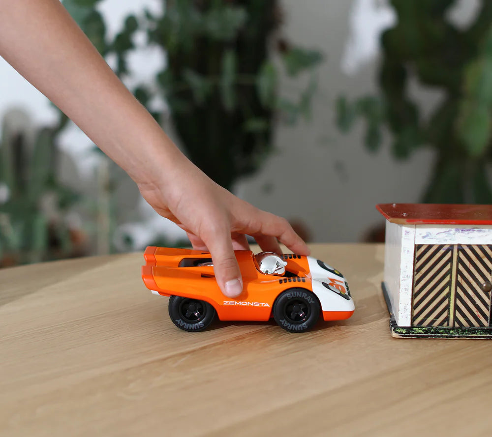 Playforever Zemonsta Egon Rennwagen in Orange mit Nummer 81, robustes Designauto für Kinder bei Nica’s Cosmos