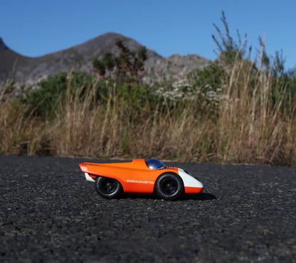 Playforever Zemonsta Egon Rennwagen in Orange mit Nummer 81, robustes Designauto für Kinder bei Nica’s Cosmos