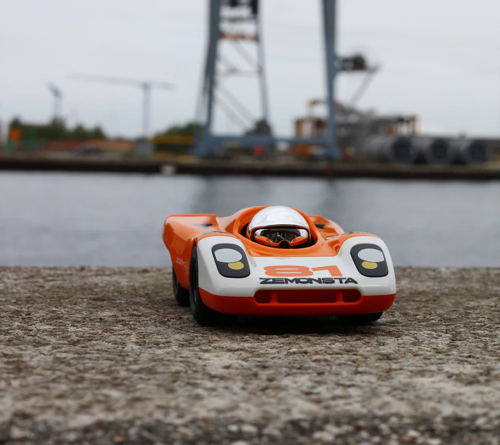 Playforever Zemonsta Egon Rennwagen in Orange mit Nummer 81, robustes Designauto für Kinder bei Nica’s Cosmos