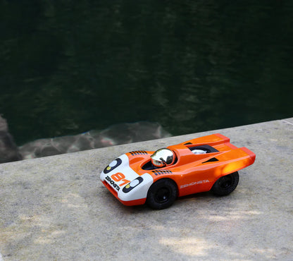 Playforever Zemonsta Egon Rennwagen in Orange mit Nummer 81, robustes Designauto für Kinder bei Nica’s Cosmos