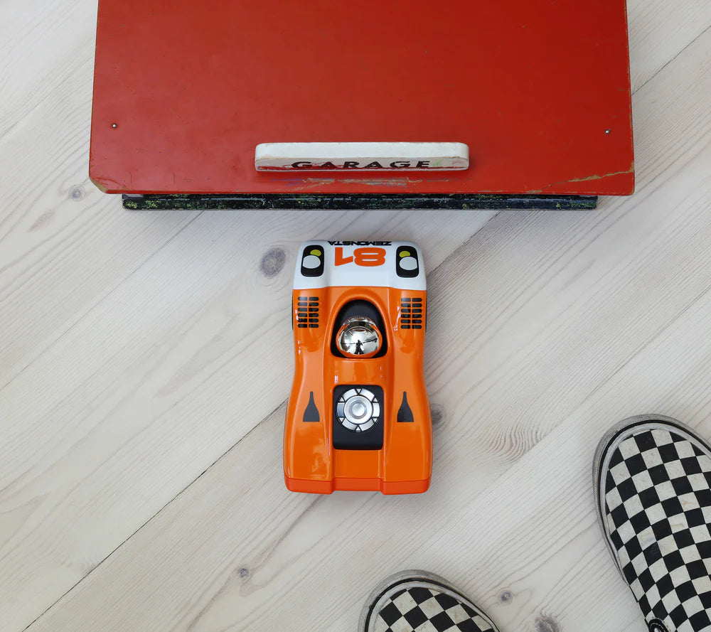 Playforever Zemonsta Egon Rennwagen in Orange mit Nummer 81, robustes Designauto für Kinder bei Nica’s Cosmos