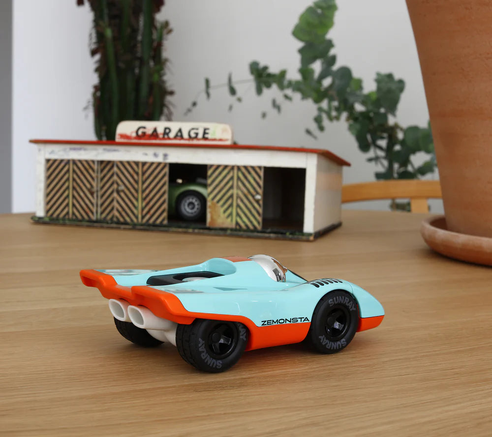 Playforever Spielauto Zemonsta Klaus, Retro-Rennwagen in Türkis, robustes Designauto für Kinder bei Nica’s Cosmos