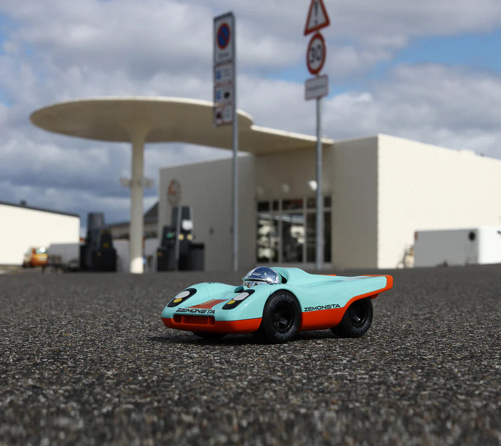 Playforever Spielauto Zemonsta Klaus, Retro-Rennwagen in Türkis, robustes Designauto für Kinder bei Nica’s Cosmos