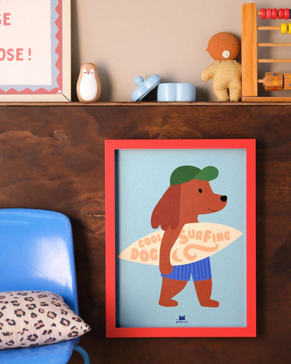 Poster “Cooler Surf-Hund" 30x40 cm aus Naturpapier, farbenfrohes Design und coole Deko fürs Kinderzimmer