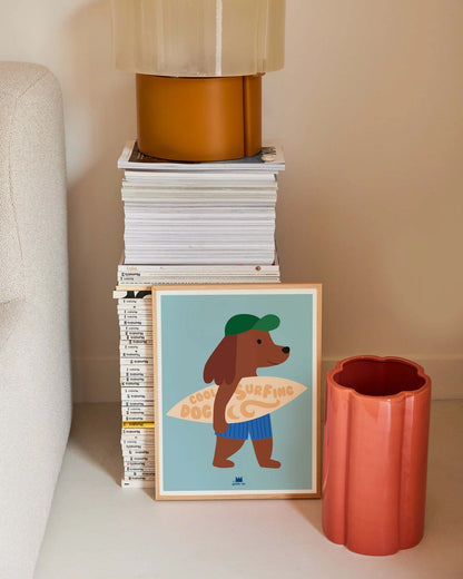 Poster “Cooler Surf-Hund" 30x40 cm aus Naturpapier, farbenfrohes Design und coole Deko fürs Kinderzimmer