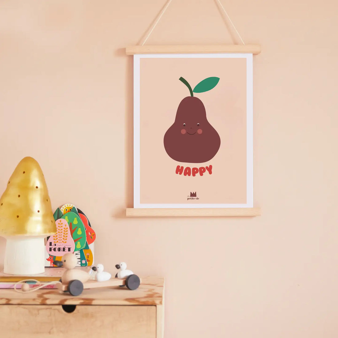 Das Poster “Glückliche Birne" 30x40 cm aus Naturpapier zeigt eine lachende Birne auf beigem Hintergrund. Hübsche Deko fürs Kinderzimmer