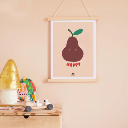 Das Poster “Glückliche Birne" 30x40 cm aus Naturpapier zeigt eine lachende Birne auf beigem Hintergrund. Hübsche Deko fürs Kinderzimmer