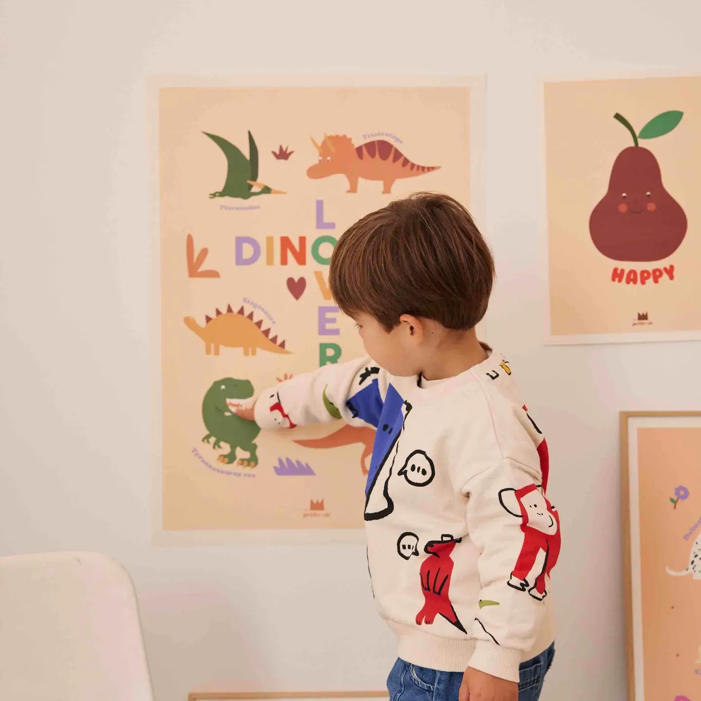 Das Poster “Glückliche Birne" 30x40 cm aus Naturpapier zeigt eine lachende Birne auf beigem Hintergrund. Hübsche Deko fürs Kinderzimmer