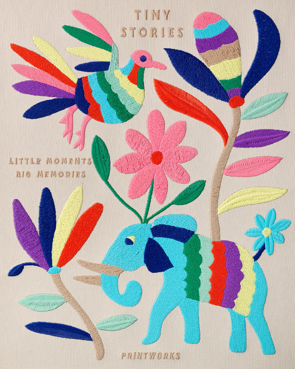 Baby-Fotoalbum Tiny Stories Embroidered von PRINTWORKS mit besticktem Stoffeinband für Erinnerungen an die ersten Lebensjahre
