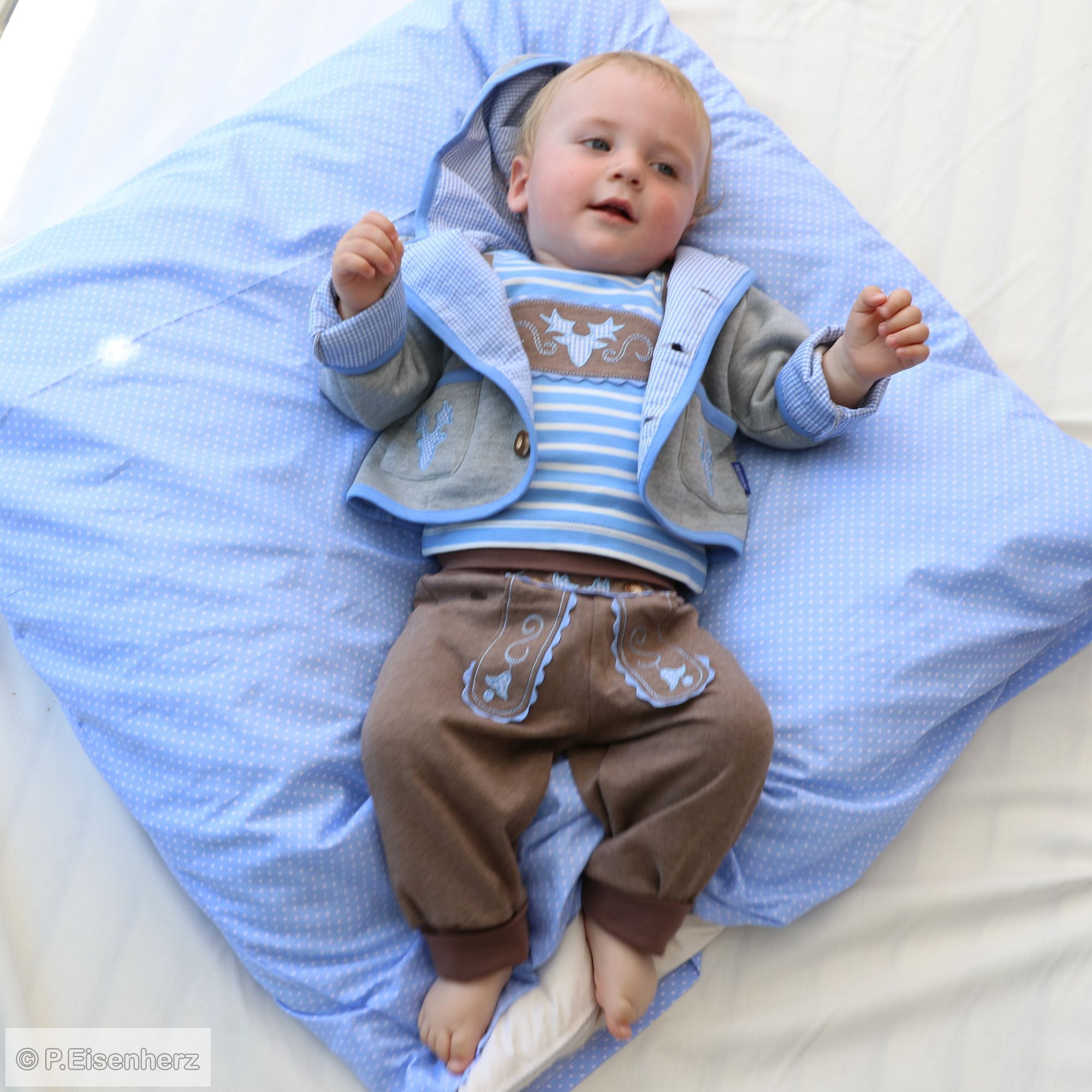 Babyhose im Lederhosenstil mit hellblauer Stickerei, Trachtenhose Baby von P. Eisenherz im Lederhosen-Look