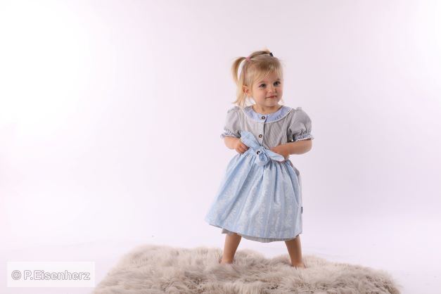 Baby-Dirndl mit Schürze grau blau von P. Eisenherz aus Vichy-Karo