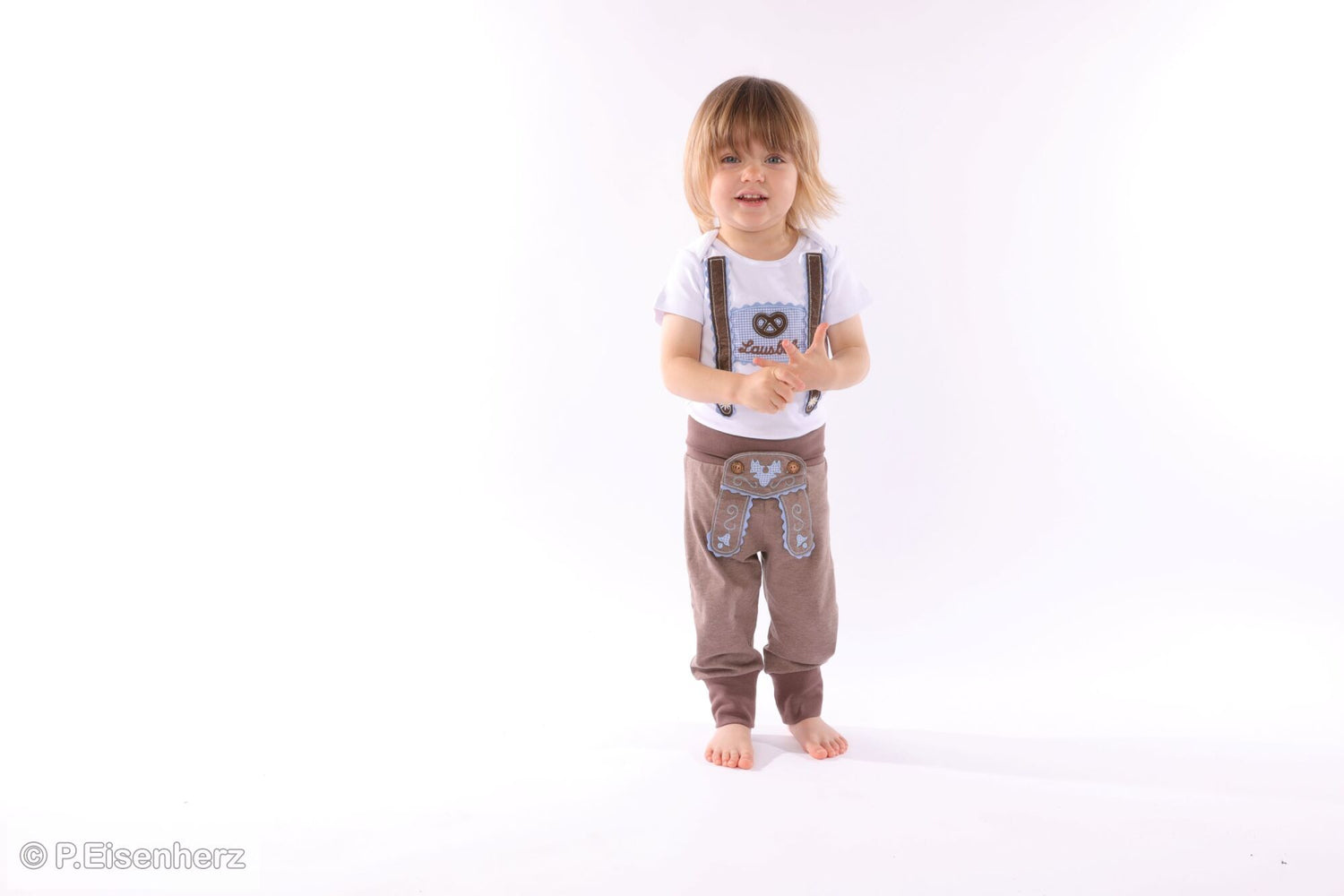 Babyhose im Lederhosenstil mit hellblauer Stickerei, Trachtenhose Baby von P. Eisenherz im Lederhosen-Look