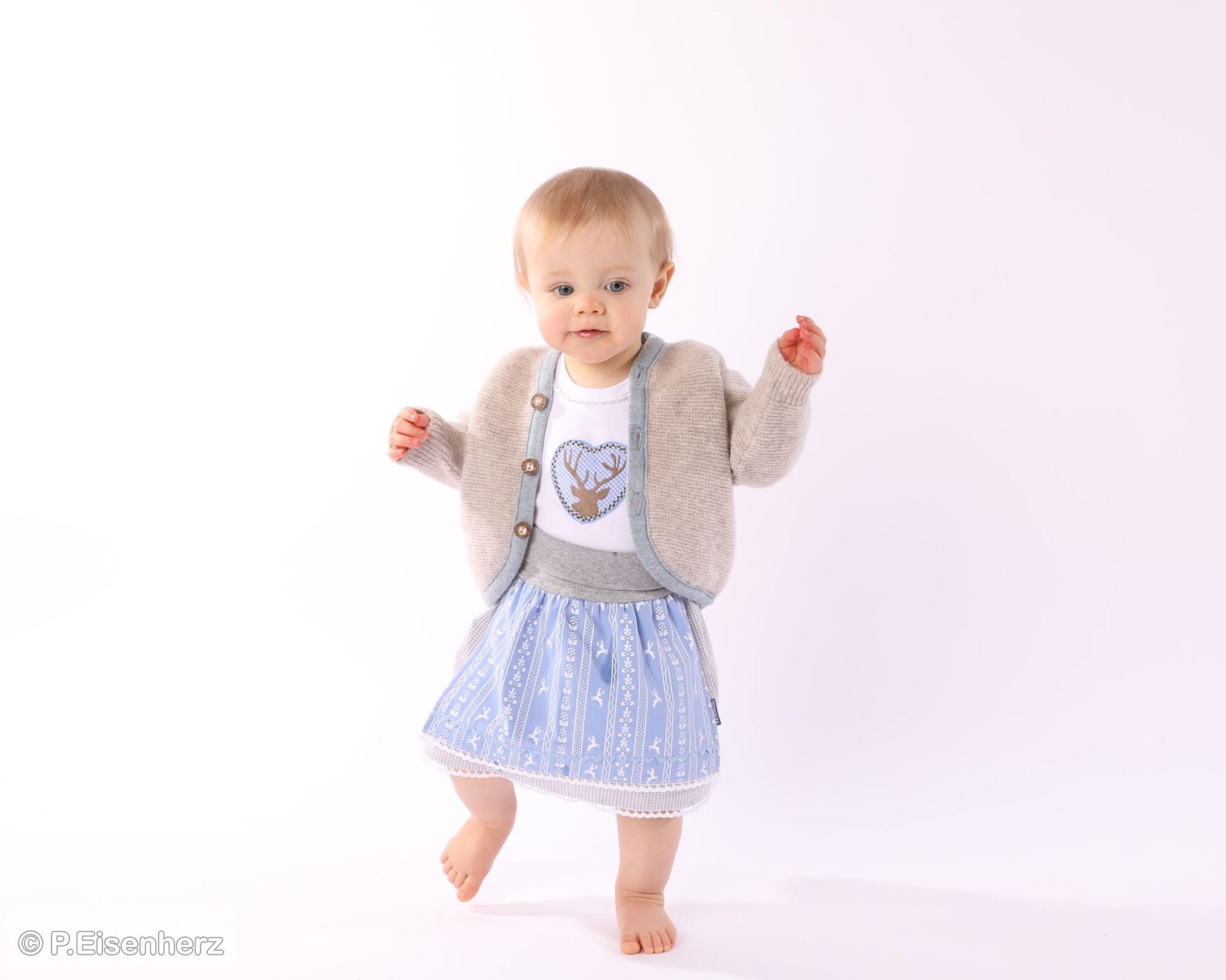 Unisex Strickjacke für Babys mit Holzknöpfen und Linksstrick-Details in Beige und Hellblau