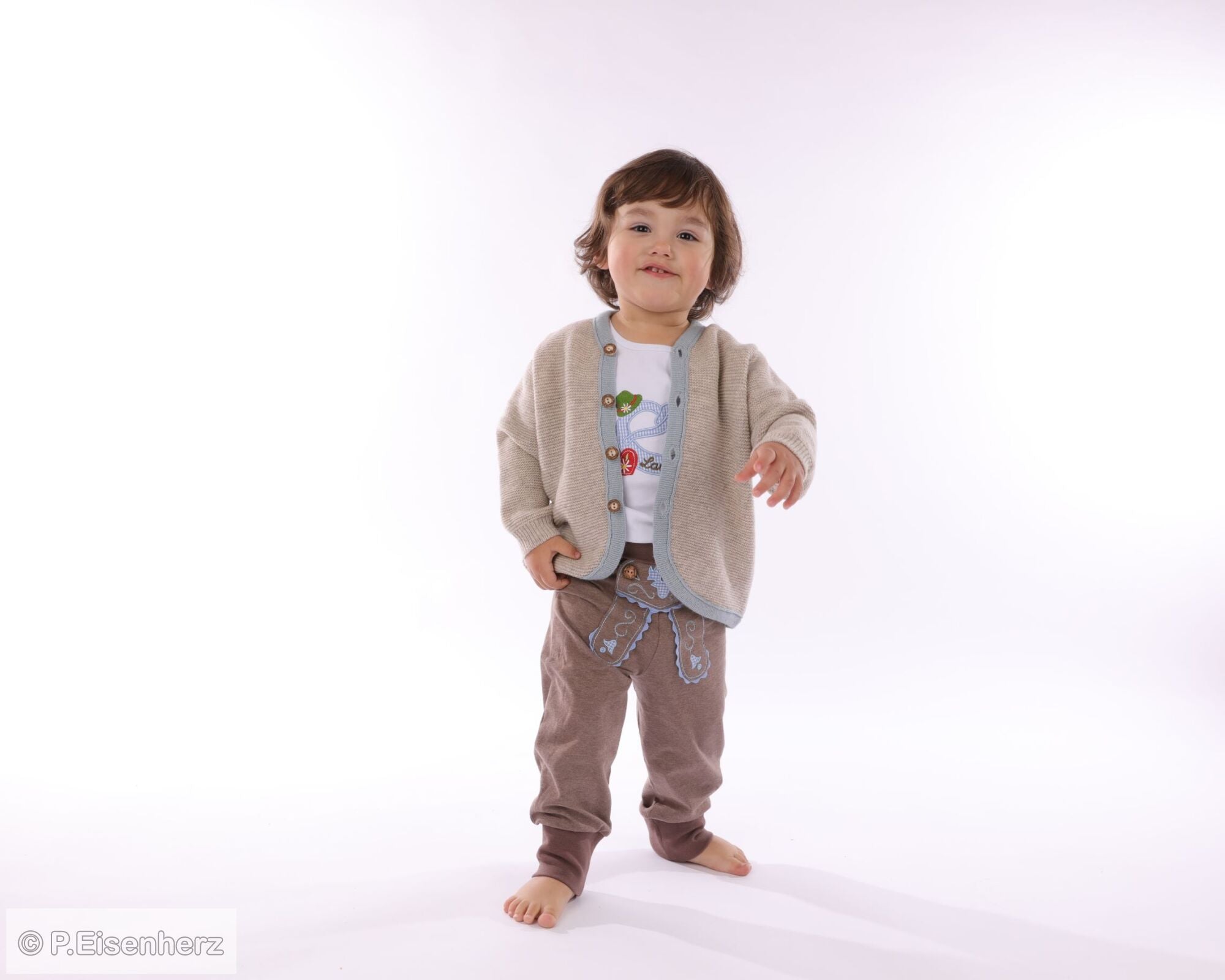 Unisex Strickjacke für Babys mit Holzknöpfen und Linksstrick-Details in Beige und Hellblau