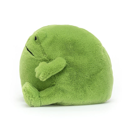 Seitenansicht: Jellycat Ricky Rain Frog, grüner Plüsch-Frosch mit rundem Körper, niedlichem Gesicht und grummeligem Ausdruck